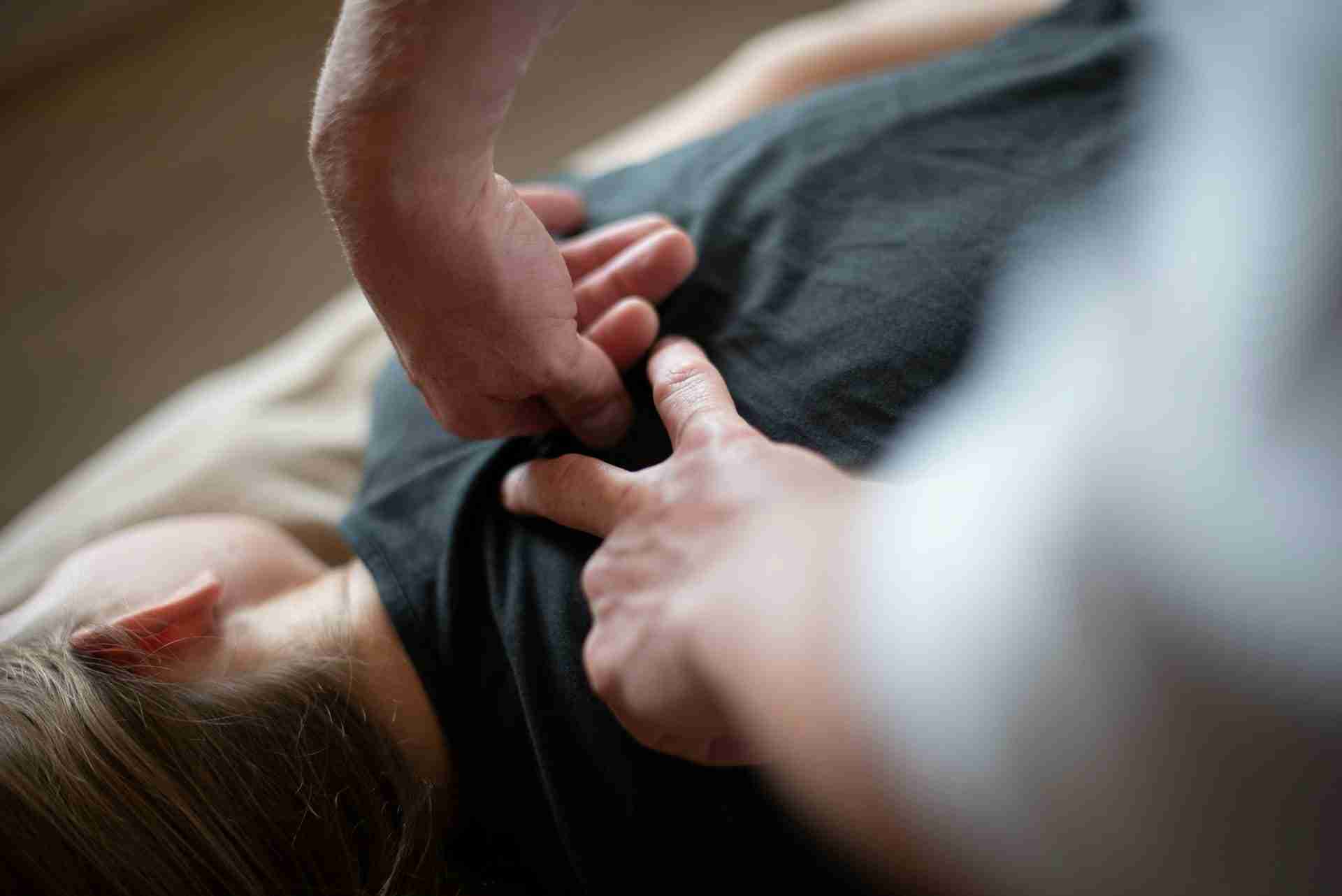 the difference between an osteopath and a chiropractor